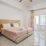 Μεγάλο Δίκλινο Δωμάτιο τύπου Studio με Μπαλκόνι και θέα στη Θάλασσα