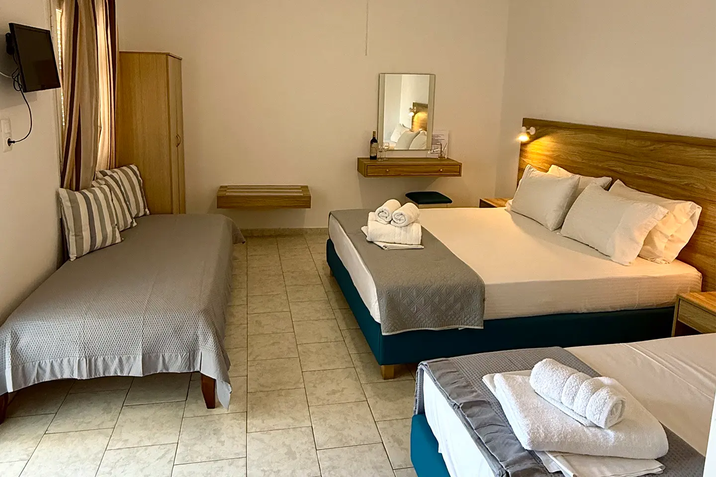 Τετράκλινο Δωμάτιο με Βεράντα